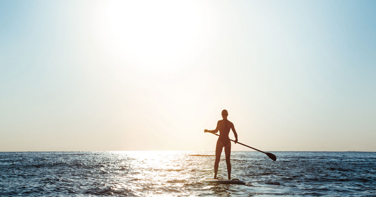 mujer practicando paddle surf en ibiza