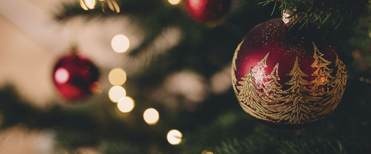 Bola decorada de arbol de Navidad en Ibiza